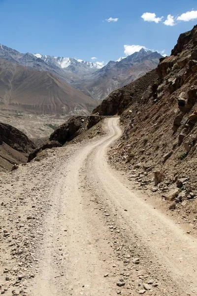 Estrada não pavimentada em Tajiquistão, vale de Wakhan, Pamir — Fotografia de Stock