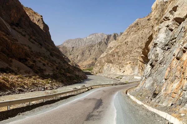 Estrada Pamir Rio Panj e montanhas Pamir — Fotografia de Stock