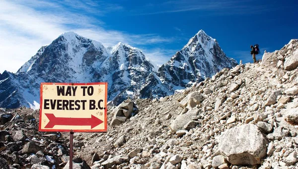 Signpost way to mount everest b.c., Himalayas mountains — Stock Photo, Image