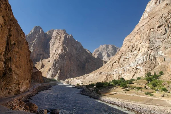 Route de Pamir Rivière Panj et montagnes de Pamir — Photo