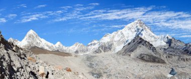 Khumbu buzulu Pumori ve Nuptse dağlarının panoramik manzarası, Kala Patthar Gorak Koyun köyü, Khumbu vadisi, Solukhumbu, Nepal Himalayas dağları güzel gökyüzü 