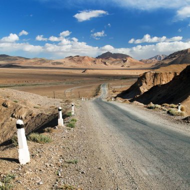 Pamir otoyolu ya da Pamirskij Trakt. Pamir karayolu M41 uluslararası karayolu, Tacikistan 'daki dağlar