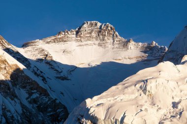 Pumo Ri ana kampından Lhotse Dağı 'nın akşam manzarası, Sagarmatha ulusal parkı, Khumbu vadisi, Nepal Himalayaları dağları