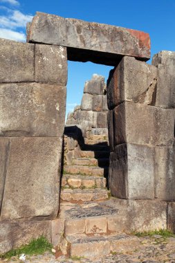 Taş kapı. Sacsayhuaman, Cusco veya Cuzco 'daki İnka harabelerinin manzarası, Peru