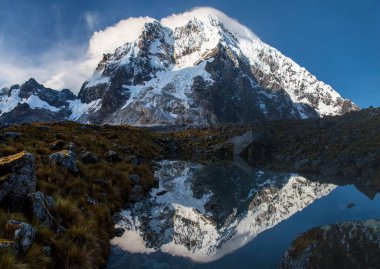 Salkantay dağının göldeki yansımasının akşam manzarası, Peru 'daki Machu Picchu yolu üzerindeki Salkantay yürüyüşü, Cuzco bölgesi