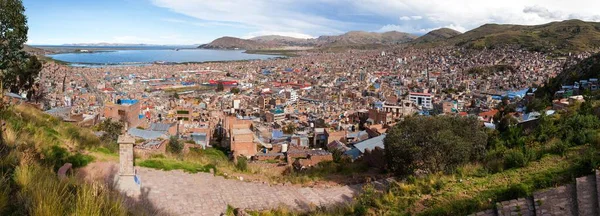 プノ市とティティカカ湖のパノラマビューペルーの町 — ストック写真