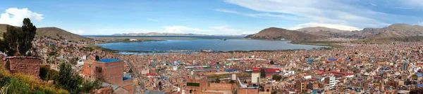 プノ市とティティカカ湖のパノラマビューペルーの町 — ストック写真