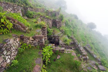 Choquequirao, Peru 'daki en iyi İnka harabelerinden biri. Machu Picchu yakınlarında Choquequirao İnka yürüyüş yolu. Peru 'daki Cuzco bölgesinde. Teraslı alanlar