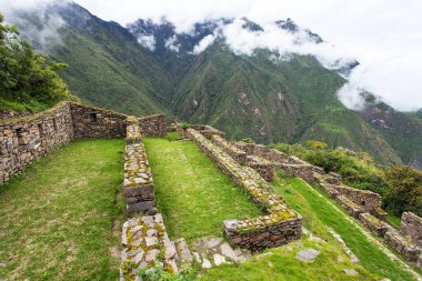 Choquequirao, Peru 'daki en iyi İnka harabelerinden biri. Machu Picchu yakınlarında Choquequirao İnka yürüyüş yolu. Peru 'daki Cuzco bölgesi 
