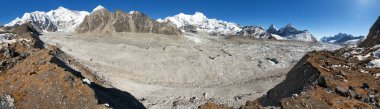 Dünyanın en yüksek dağlarından biri olan Cho Oyu Dağı 'nın panoramik manzarası - Sagarmatha Ulusal Parkı, Cho oyu Üssü -