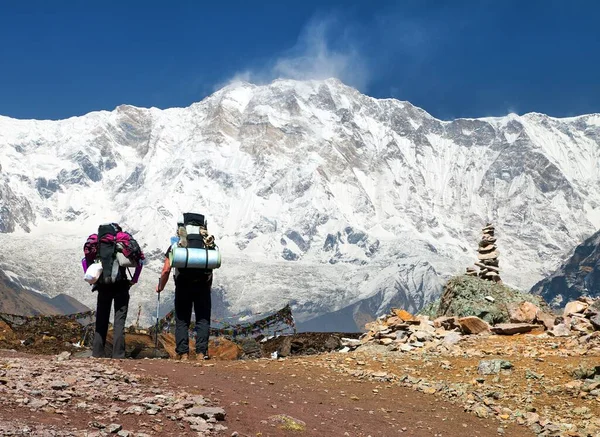 由尼泊尔喜马拉雅山Annapurna南部基地营地Annapurna环行徒步小径的两名游客观看的Annapurna山 — 图库照片