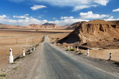 Pamir otoyolu ya da Pamirskij Trakt. Pamir karayolu M41 uluslararası karayolu, Tacikistan 'daki dağlar