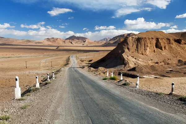 パミール高速道路やPamirskijトラック パミール高速道路M41国際道路 タジキスタンの山の周りの風景 — ストック写真