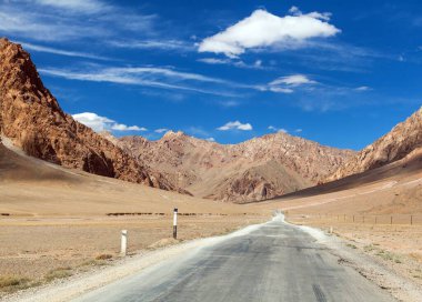 Pamir otoyolu ya da Pamirskij Trakt. Pamir karayolu M41 uluslararası karayolu, Tacikistan 'daki dağlar 