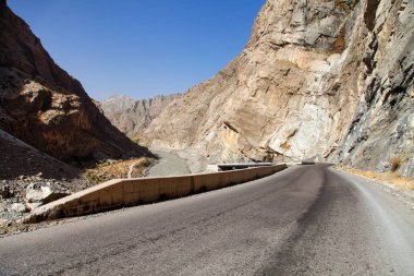 Pamir otoyolu M41 uluslararası karayolu veya Pamirskij trakt. Panj Nehri ve Pamir Dağları. Panj, Amu Darya nehrinin üst kısmıdır. Panoramik manzara. Tacikistan ve Afganistan sınırı, Gorno-badakhshan bölgesi.