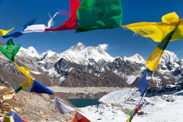 Blick Auf Mount Everest Lhotse Und Makalu Mit Buddhistischen Gebetsfahnen — Stockfoto