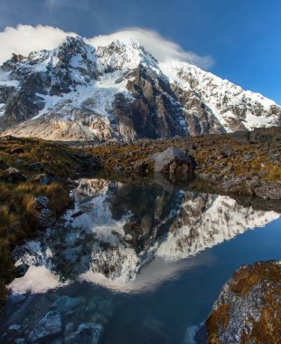 Salkantay dağının göldeki yansımasının akşam manzarası, Peru 'daki Machu Picchu yolu üzerindeki Salkantay yürüyüşü, Cuzco bölgesi