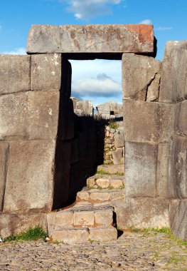 Taş kapı. Sacsayhuaman, Cusco veya Cuzco 'daki İnka harabelerinin manzarası, Peru