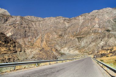 Pamir otoyolu M41 uluslararası karayolu veya Pamirskij trakt. Panj Nehri ve Pamir Dağları. Panj, Amu Darya nehrinin üst kısmıdır. Panoramik manzara. Tacikistan ve Afganistan sınırı, Gorno-badakhshan bölgesi.