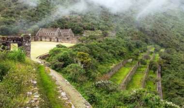 Choquequirao, Peru 'daki en iyi İnka harabelerinden biri. Machu Picchu yakınlarında Choquequirao İnka yürüyüş yolu. Peru 'daki Cuzco bölgesi 