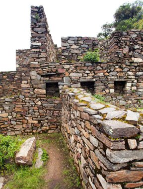 Choquequirao, Peru 'daki en iyi İnka harabelerinden biri. Machu Picchu yakınlarında Choquequirao İnka yürüyüş yolu. Peru 'daki Cuzco bölgesi 