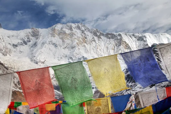 Buddhistiska Böneflaggor Och Mount Annapurna Från Annapurnas Basläger Himalaya Nepal — Stockfoto