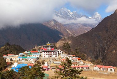 Khumbu Vadisi 'ndeki en iyi manastır olan Tengboche Manastırı, Sagarmatha Ulusal Parkı, Nepal himalayas Dağları' ndaki Everest ana kampına gider. 