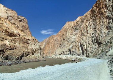 Pamir otoyolu M41 uluslararası karayolu veya Pamirskij trakt. Panj Nehri ve Pamir Dağları. Panj, Amu Darya nehrinin üst kısmıdır. Panoramik manzara. Tacikistan ve Afganistan sınırı, Gorno-badakhshan bölgesi.