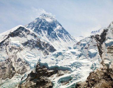 Everest Dağı, Kala Patthar 'dan Everest ana kampına, Khumbu vadisine, Nepal Himalayaları dağlarına kadar bulutlarla kaplı.