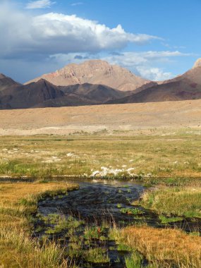 Tacikistan Badakhshan 'daki Pamir Dağları' nın güzel manzarası. Pamir otoyolu veya Pamirskij trakt çevresindeki manzara.