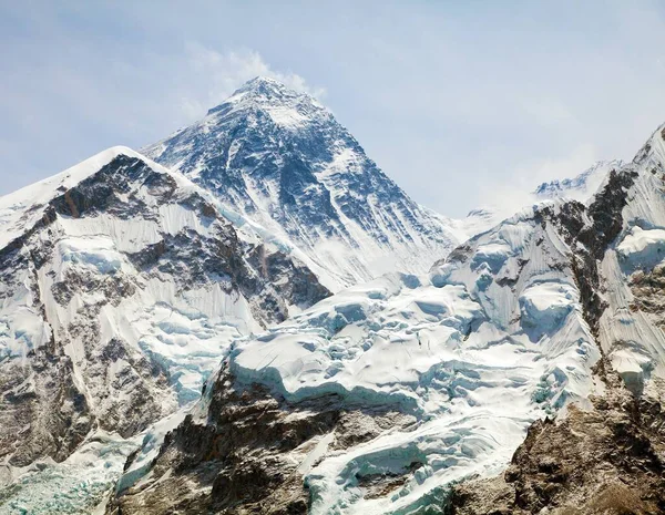 エベレスト山 エベレストベースキャンプ クムブ渓谷 ネパールヒマラヤ山脈をマウントするカラPatthar方法から雲の上のビュー — ストック写真