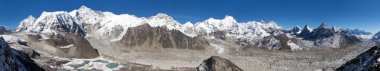 Cho Oyu Dağı ve Cho Oyu ana kampının güzel panoramik manzarası, dağ gölleri, Everest, Lhotse, Gyachung Kang, Ngozumba ve Gyazumba buzulları - Sagarmatha ulusal parkı, Khumbu vadisi, Nepal
