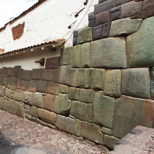 ペルーのクスコまたはクスコ市の中心部にある美しい狭い通りと建物の壁 — ストック写真