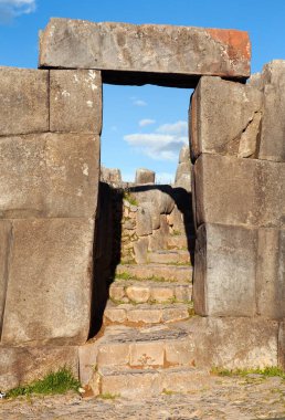 Taş kapı. Sacsayhuaman, Cusco veya Cuzco 'daki İnka harabelerinin manzarası, Peru