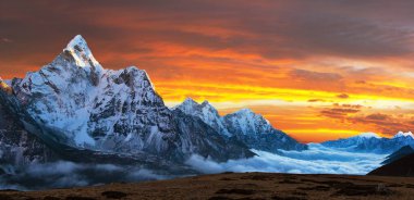 Everest Merkez Kampı 'na giden Ama Dablam Dağı' nın akşam manzarası - Nepal Himalayalar