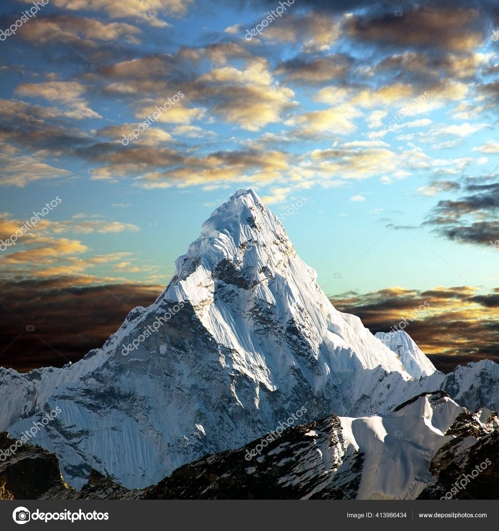 前往尼泊尔喜马拉雅山珠穆朗玛峰基地营地途中的阿玛达布拉姆山夜景——图库图片© prudek #413986434