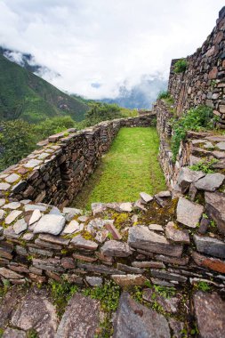 Choquequirao, Peru 'daki en iyi İnka harabelerinden biri. Machu Picchu yakınlarında Choquequirao İnka yürüyüş yolu. Peru 'daki Cuzco bölgesi 
