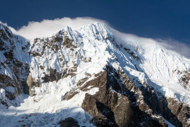Salkantay dağının akşam manzarası, Peru 'daki Cuzco bölgesinde Machu Picchu yolunda Salcantay yürüyüşü