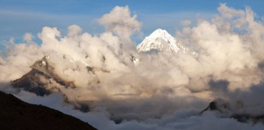 Bulutların ortasındaki Salkantay Dağı 'nın akşam manzarası, Choquequirao yürüyüş yolu, Cuzco ya da Cusco alanı, Machu Picchu bölgesi, Peru And Dağları manzarası