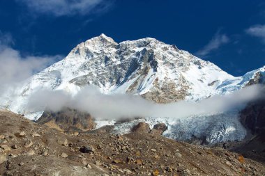 Bulutlu Makalu Dağı, Nepal Himalayaları dağları, Barun vadisi.