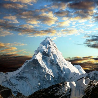 Everest Merkez Kampı 'na giden Ama Dablam Dağı' nın akşam manzarası - Nepal Himalayalar