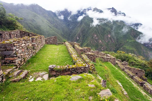 Choquequirao, Peru 'daki en iyi İnka harabelerinden biri. Machu Picchu yakınlarında Choquequirao İnka yürüyüş yolu. Peru 'daki Cuzco bölgesi 