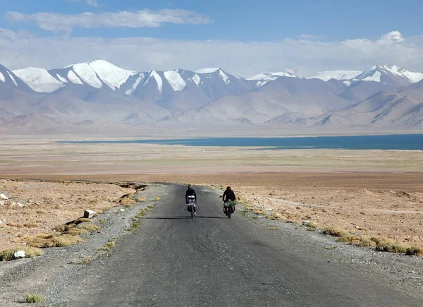 Estrada Pamir Trakt Pamirskij Com Dois Motociclistas Lago Karakul Montanhas — Fotografia de Stock