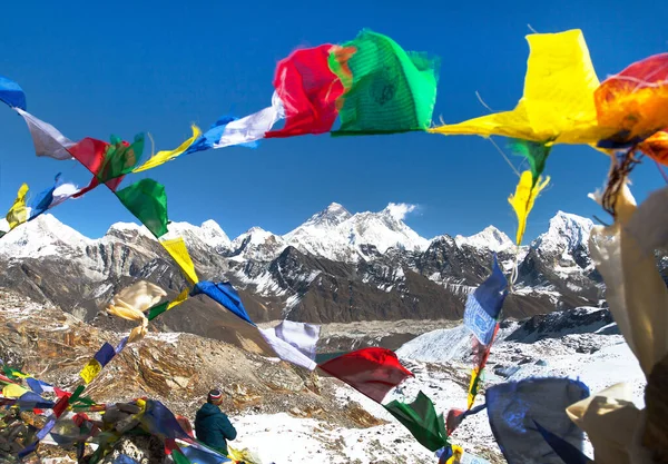 エベレスト ローツェ マカル山の眺めとレンジョ パスからの仏教の祈りの旗 ネパール — ストック写真