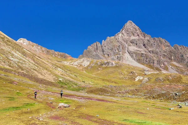 Sendero Trekking Ausangate Con Dos Turistas Circuito Ausangate Cordillera Vilcanota — Foto de Stock