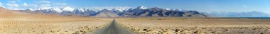 Karakul köyü ve göl yakınlarında Pamir karayolu veya pamirskij trakt. Pamir karayolu M41 uluslararası yolu, Tacikistan 'daki Pamir dağları çevresindeki manzara