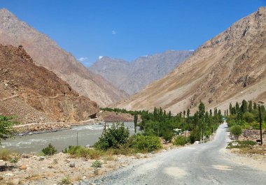 Pamir otoyolu M41 uluslararası karayolu veya Pamirskij trakt. Panj Nehri ve Pamir Dağları. Panj, Amu Darya nehrinin üst kısmıdır. Panoramik manzara. Tacikistan ve Afganistan sınırı, Gorno-badakhshan bölgesi.