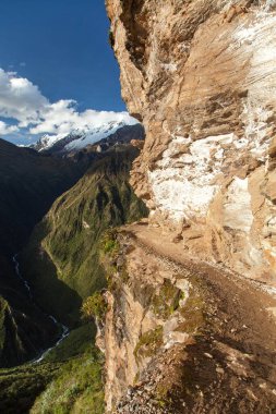 patika ve kaya yüzeyi, Saksarayuq Dağı, And Dağları, Choquequirao yürüyüş yolu Machu Picchu, İnka patikası, Cuzco ya da Peru 'daki Cusco bölgesi 