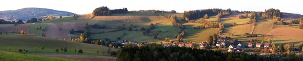 ボヘミアンとモラヴィアの高地からの秋のパノラマ ベコフ村 ザダーク ヴルシー チェコ共和国 — ストック写真