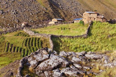 Vilcanota dağlarında ya da Ausangate dağlarında küçük ev binaları, Peru And Dağları